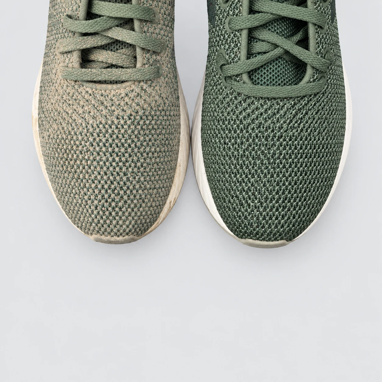Comparaison illustrative de deux chaussures en tissu : sale à gauche, propre à droite